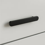 Een close-up van de Arriero Black Deluxe, een matzwarte, afgeronde rechthoekige handgreep van yessential.nl, bevestigd aan een glad wit ladefront-een modern voorbeeld van stijlvolle handgrepen.