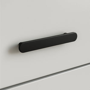 Een close-up van de Arriero Black Deluxe, een matzwarte, afgeronde rechthoekige handgreep van yessential.nl, bevestigd aan een glad wit ladefront-een modern voorbeeld van stijlvolle handgrepen.
