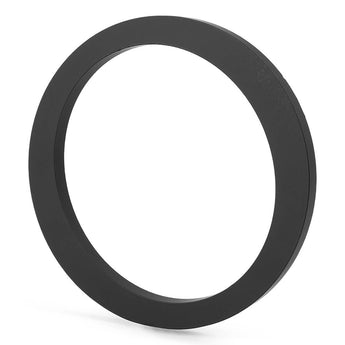 Een zwarte, ronde metalen ring van yessential.nl, de Milano Black 15cm, staat rechtop in een hoek op een witte achtergrond. Met een dunne matte afwerking, toont het de strakke stijl van moderne huisnummers zwart.