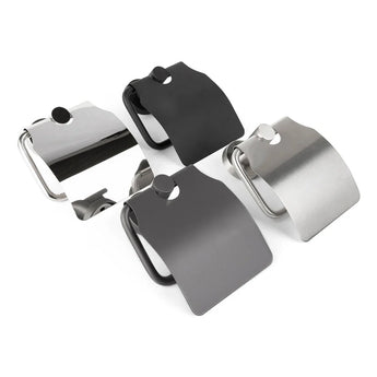 Vier Julio Chrome toiletrolhouders met klep van yessential.nl in chroom, zwart, donkergrijs en geborsteld roestvrij staal zijn weergegeven op een witte achtergrond, elk met een ronde muurbevestiging en een strak, scharnierend deksel.