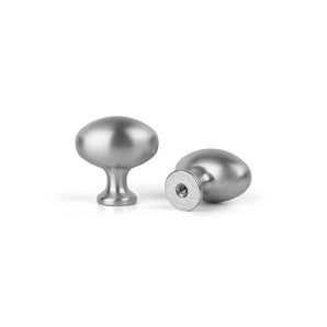Twee yessential.nl Agero RVS Knop Deluxe kastknoppen zijn afgebeeld op een effen witte achtergrond - één rechtop met een afgeronde bovenkant en één liggend op zijn kant met het schroefgat.