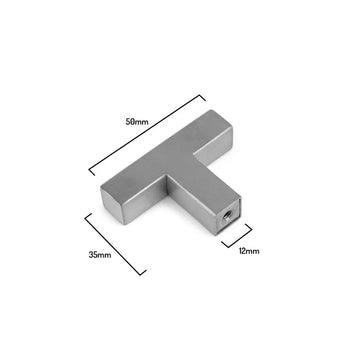 De Vigio RVS knop van yessential.nl is een metalen T-vormige meubelknop, 50mm breed, 35mm hoog en 12mm dik, afgebeeld op een witte achtergrond - perfect voor moderne of vierkante meubelknoppen.