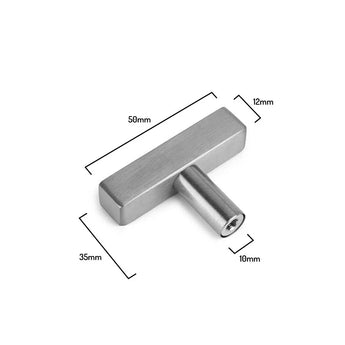 De Vasco RVS Knop van yessential.nl is een T-vormige handgreep gemaakt van geborsteld roestvrij staal, van 50mm breed, 35mm hoog, 12mm dik met een voet van 10mm diameter - een combinatie van stijl en duurzaamheid voor je meubels.