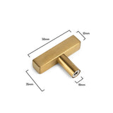 De Vasco Gold knop van yessential.nl heeft een luxe gouden afwerking, cilindrische basis en rechthoekig ontwerp. Afgebeeld op een witte achtergrond meet hij 50mm lengte, 12mm hoogte, 35mm diepte en 10mm diameter van de basis - perfect voor fans van gouden deurknopjes.