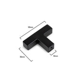 De Vigio Black Knob van yessential.nl is een moderne, T-vormige meubelknop (50mm breed, 35mm hoog, 12mm dik), afgebeeld op een witte achtergrond. Onderdeel van de Vigio collectie en ideaal als eigentijdse kastgreep.