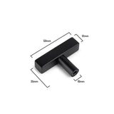 De Vasco Zwarte T-knop van yessential.nl is een matzwarte rechthoekige kastgreep van 50mm lang, 12mm breed, 35mm hoog met een cilinderdiameter van 10mm. Deze zwarte T-knop is afgebeeld op een witte achtergrond.