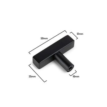 De Vasco Zwarte T-knop van yessential.nl is een matzwarte rechthoekige kastgreep van 50mm lang, 12mm breed, 35mm hoog met een cilinderdiameter van 10mm. Deze zwarte T-knop is afgebeeld op een witte achtergrond.