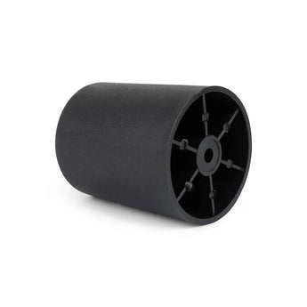 De Sicco Black 10cm van yessential.nl is een gladde, matzwarte cilindrische plastic pot met een open uiteinde naar voren, zichtbare steunspaken aan de binnenkant en een centraal afvoergat - vergelijkbaar met ronde meubelpootjes zwart.