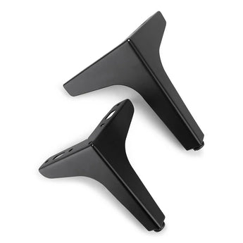 De Menno Black 13cm van yessential.nl heeft twee strakke, V-vormige stalen meubelpotten met bevestigingsgaten aan de bovenkant voor eenvoudige bevestiging, afgebeeld op een witte achtergrond in een modern, minimalistisch ontwerp.