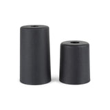 Twee zwarte, cilindervormige Sicco Black 7cm ronde meubelpootjes van yessential.nl van verschillende hoogte, elk met een centraal gat, staan rechtop op een witte achtergrond.