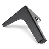 De Menno Black 13cm van yessential.nl is een zwarte, hoekige metalen standaard met twee poten, elk voorzien van verstelbare meubelpootjes en een rubberen dop aan een uiteinde, afgebeeld tegen een witte achtergrond.