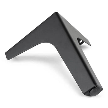 De Menno Black 13cm van yessential.nl is een zwarte, hoekige metalen standaard met twee poten, elk voorzien van verstelbare meubelpootjes en een rubberen dop aan een uiteinde, afgebeeld tegen een witte achtergrond.