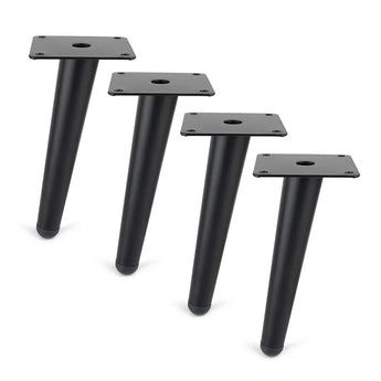 Vier Pato Black 15cm metalen meubelpoten van yessential.nl, elk met een vierkante montageplaat en schroefgaten, weergegeven in een rij op een witte achtergrond.
