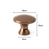 De Antoni Bronzen kastknop van yessential.nl is rond met een bronzen afwerking en meet 30mm breed aan de bovenkant, 15mm aan de onderkant en 25mm hoog.