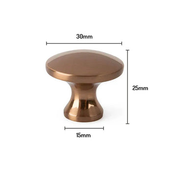 De Antoni Bronzen kastknop van yessential.nl is rond met een bronzen afwerking en meet 30mm breed aan de bovenkant, 15mm aan de onderkant en 25mm hoog.