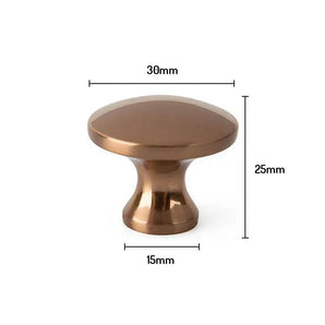 De Antoni Bronzen kastknop van yessential.nl is rond met een bronzen afwerking en meet 30mm breed aan de bovenkant, 15mm aan de onderkant en 25mm hoog.