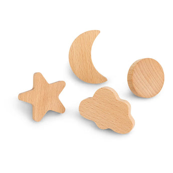 De Bambino Clover houten meubelknop van yessential.nl heeft vier houten vormen - een ster, halve maan, cirkel en wolk - met een gladde, natuurlijke afwerking en afgeronde hoeken, die charme toevoegen aan elke kinderkamer.