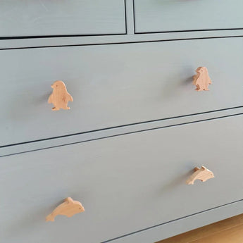 De Bambino Dolphin van yessential.nl is een lichtblauwe commode met pinguïnvormige knoppen op de bovenste lade en een houten knop van een dolfijn eronder, waardoor het een speels accent is voor elke kinderkamer.