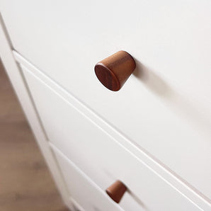 Close-up van een lichtgekleurde kast met Salgado Walnut knoppen van yessential.nl. De focus ligt op de bovenste ronde knop, met een andere eronder. 