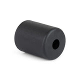 De Sicco Black 15cm van yessential.nl is een zwarte, cilindervormige rubberen stop met een centraal gat, vergelijkbaar met zwarte meubelpootjes, afgebeeld op een witte achtergrond.