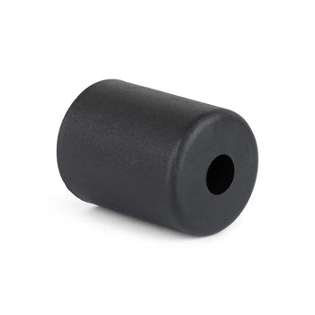 De Sicco Black 15cm van yessential.nl is een zwarte, cilindervormige rubberen stop met een centraal gat, vergelijkbaar met zwarte meubelpootjes, afgebeeld op een witte achtergrond.