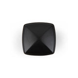 Een zwarte, vierkante, moderne piramidevormige Adaro Black Knob van yessential.nl met zacht afgeronde hoeken wordt van bovenaf getoond op een witte achtergrond.