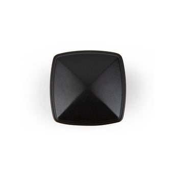 Een zwarte, vierkante, moderne piramidevormige Adaro Black Knob van yessential.nl met zacht afgeronde hoeken wordt van bovenaf getoond op een witte achtergrond.