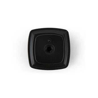 Een zwarte, vierkante knop Adaro Black van yessential.nl met een centraal gat wordt van bovenaf getoond op een witte achtergrond, wat het moderne ontwerp benadrukt.