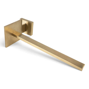 De reserverolhouder heeft een moderne, minimalistische mat gouden toiletrolhouder met een vierkante basis en rechte arm.