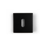 De Rosettes Black van yessential.nl is een zwart vierkant wapenschild met een verticaal ovaal sleutelgat, tegen een effen witte achtergrond.