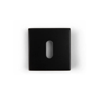 De Rosettes Black van yessential.nl is een zwart vierkant wapenschild met een verticaal ovaal sleutelgat, tegen een effen witte achtergrond.