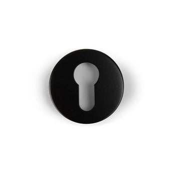 De Rosettes Black van yessential.nl is een rond zwart wapenschild met een centrale sleutelgatuitsparing, van bovenaf gezien op een witte achtergrond.