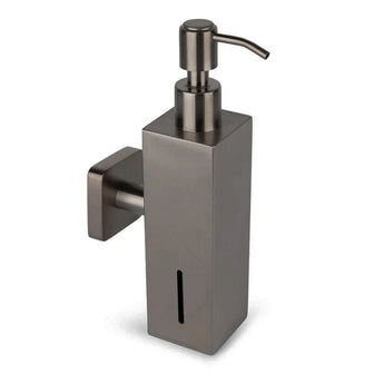 De Sonego Gunmetal van yessential.nl is een modern, minimalistisch RVS zeeppompje met muurbevestiging en vierkante basis. Het verticale venster toont direct het zeepniveau.