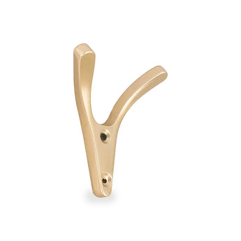 De Vilano Gold van yessential.nl is een gouden V-vormige kapstokhaak met twee haken en drie schroefgaten, perfect voor jassen of hoeden. Het ontwerp wordt gepresenteerd tegen een witte achtergrond.