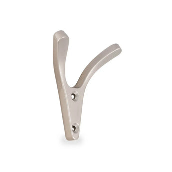 De Vilano Taupe wandhaak van yessential.nl heeft een geborstelde metalen V-vorm met twee gebogen tanden en bevestigingsschroefgaten, geïsoleerd afgebeeld op een witte achtergrond.