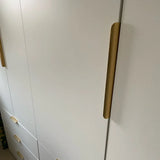 Een witte kast van yessential.nl, met Enzo Gold Deluxe profielhandgrepen en elegante gouden handgrepen.