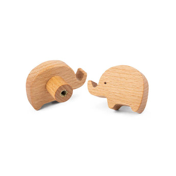 Twee kleine, lichtbruine Bambino Elephant houten knoppen van yessential.nl - één rechtopstaand, één met de achterkant en metalen schroefinzet. Perfect als houten meubelknop olifant en unieke meubelknop kinderkamer.