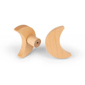 Twee Bambino Moon houten meubelknoppen van yessential.nl worden getoond, één plat en één rechtop, verbonden door een korte knijper. Gemaakt van licht hout, zijn ze perfect voor een commode of als charmant accent in de kinderkamer.