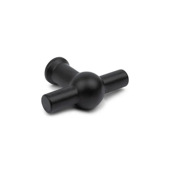 De Rando Black Knob van yessential.nl heeft een matzwarte afwerking, een T-vormig ontwerp met een afgeronde basis en twee cilindrische handgrepen, tegen een witte achtergrond.