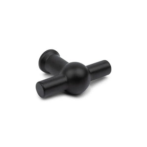 De Rando Black Knob van yessential.nl heeft een matzwarte afwerking, een T-vormig ontwerp met een afgeronde basis en twee cilindrische handgrepen, tegen een witte achtergrond.