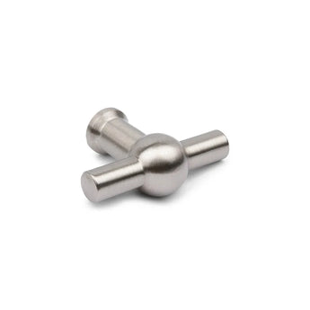 De Rando RVS knop van yessential.nl heeft een geborsteld metalen T-vorm met cilindrische handgrepen en een rond midden, waardoor het een stijlvolle meubelknop is voor moderne kasten.