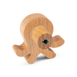 De Bambino Octopus van yessential.nl is een kleine houten knop in de vorm van een octopus, met een rond lichaam, twee gebogen armen en een metalen inzetstuk met schroefdraad - perfect voor de kinderkamer of als houten meubelknop.