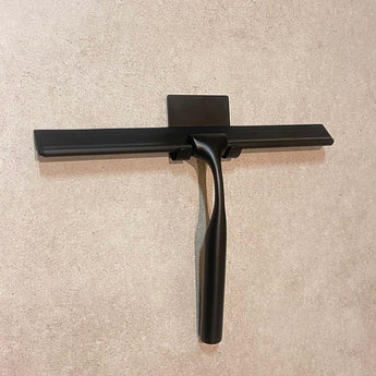 De Zamoro Black van yessential.nl heeft een modern design en roestvrij stalen handgreep, verticaal gemonteerd op een beige structuurmuur met een 3M ophangsysteem.