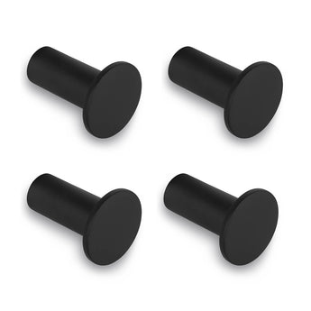 Vier Carreno Black wandhaken van yessential.nl zijn weergegeven in een vierkant op een witte achtergrond. Elke haak heeft een platte, ronde voorkant en cilindrische basis - ideaal als stijlvolle badkameraccessoires. Set bevat 4 zwarte roestvrijstalen haken.