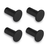 Vier Carreno Black wandhaken van yessential.nl zijn weergegeven in een vierkant op een witte achtergrond. Elke haak heeft een platte, ronde voorkant en cilindrische basis - ideaal als stijlvolle badkameraccessoires. Set bevat 4 zwarte roestvrijstalen haken.