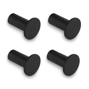 Vier Carreno Black wandhaken van yessential.nl zijn weergegeven in een vierkant op een witte achtergrond. Elke haak heeft een platte, ronde voorkant en cilindrische basis - ideaal als stijlvolle badkameraccessoires. Set bevat 4 zwarte roestvrijstalen haken.