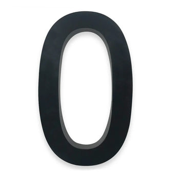 De Carlo Black 20cm van yessential.nl is een groot, zwart, 3D huisnummer op een witte achtergrond, die de strakke look van moderne huisnummers benadrukt.