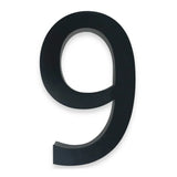 De Carlo Black 20cm van yessential.nl heeft een groot, zwart cijfer negen in een modern schreefloos lettertype op wit - ideaal als 3D huisnummer of voor iedereen die moderne huisnummers wil voor een strakke, eigentijdse look.