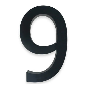De Carlo Black 20cm van yessential.nl heeft een groot, zwart cijfer negen in een modern schreefloos lettertype op wit - ideaal als 3D huisnummer of voor iedereen die moderne huisnummers wil voor een strakke, eigentijdse look.