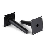 Twee Kenino Black 12cm stalen poten van yessential.nl, voorzien van rechthoekige montageplaten met voorgeboorde gaten - de ene staat rechtop, de andere ligt op zijn kant - ideaal voor bevestiging aan tafels of banken.